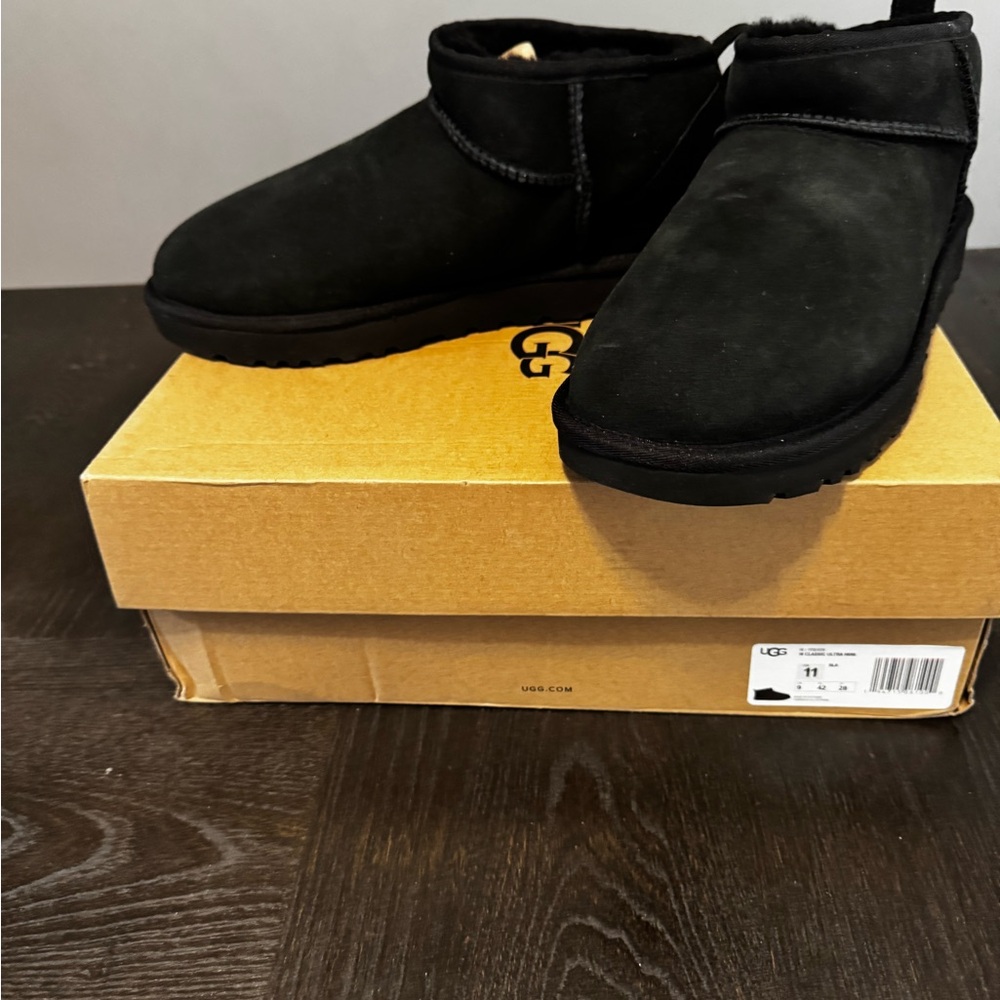 UGG CLASSIC ULTRA MINI 
BLACK 
SIZE: 11